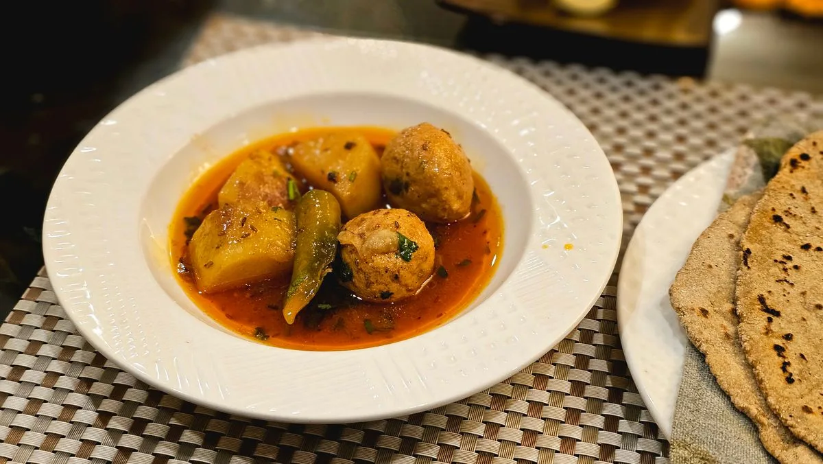 Kadhi Pakora Style Bowl plated Indian dinner