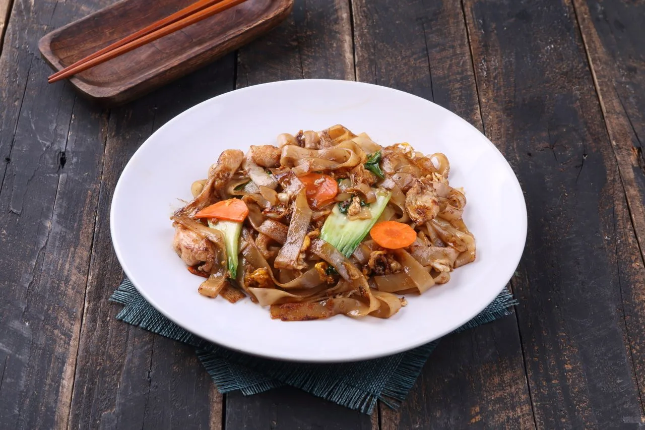 Weeknight Pad See-Ew plated Thai dinner