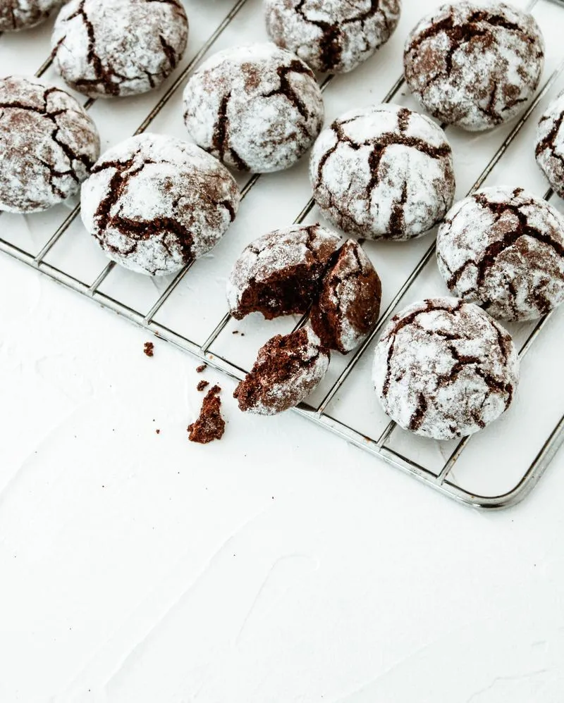 Brownie Crinkle Cookies dish plated