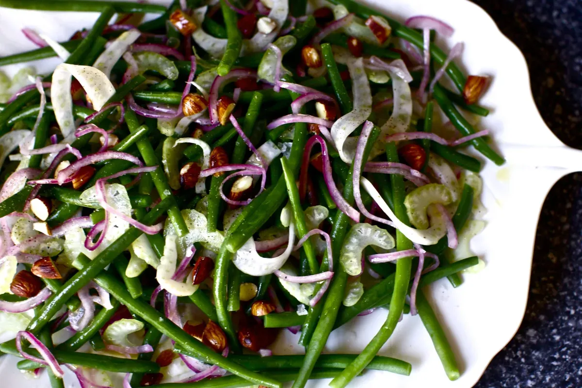 green bean salad with fried almonds