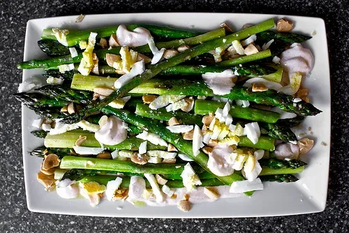 asparagus with almonds and yogurt dressing