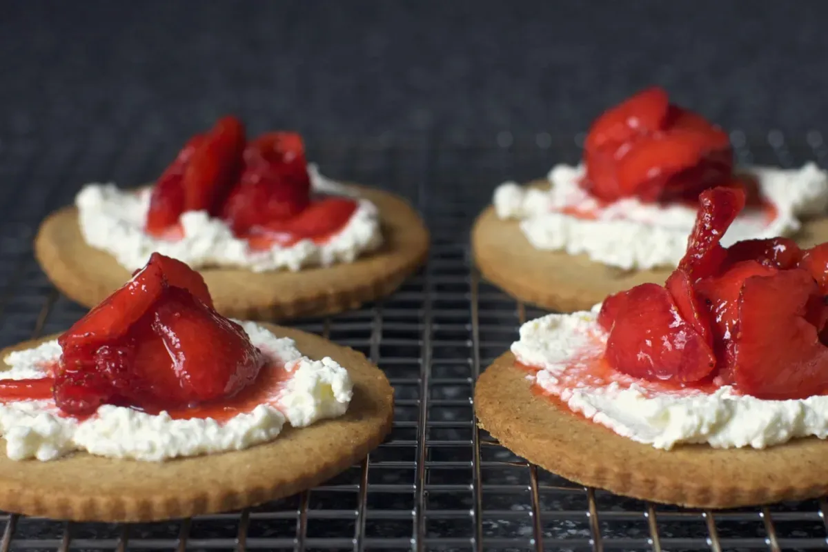 strawberry-ricotta graham tartlets