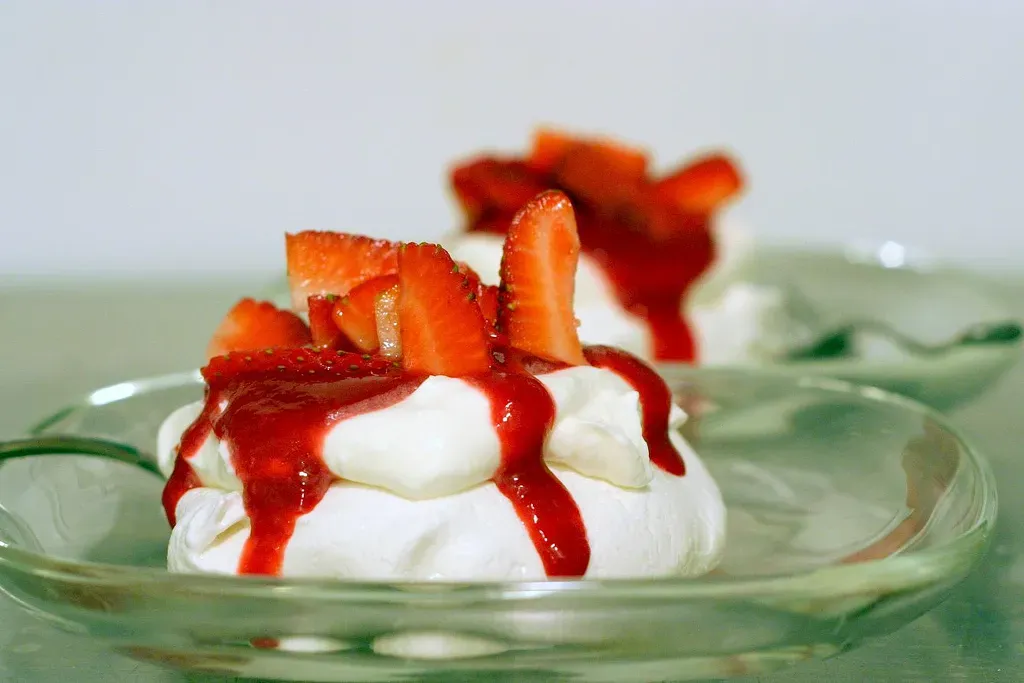 mixed berry pavlova