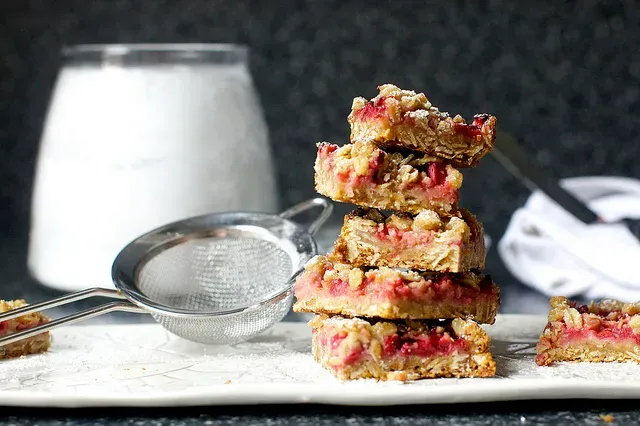 strawberry rhubarb crisp bars