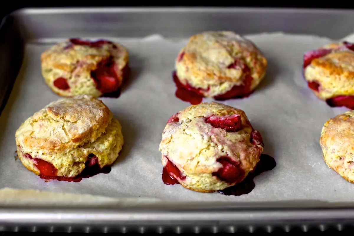 strawberries and cream biscuits