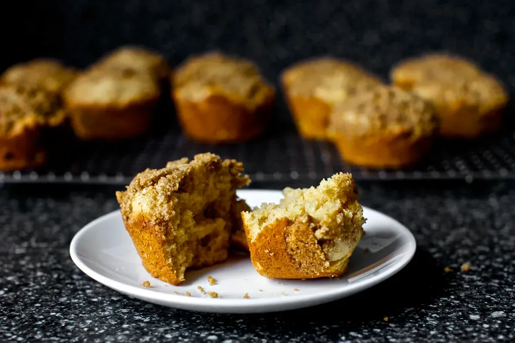 rhubarb streusel muffins