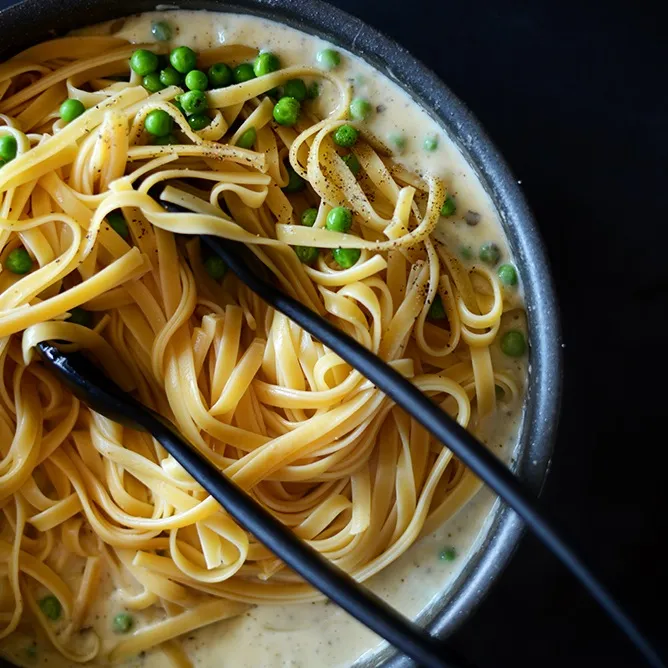 Butter-Less Alfredo with Peas