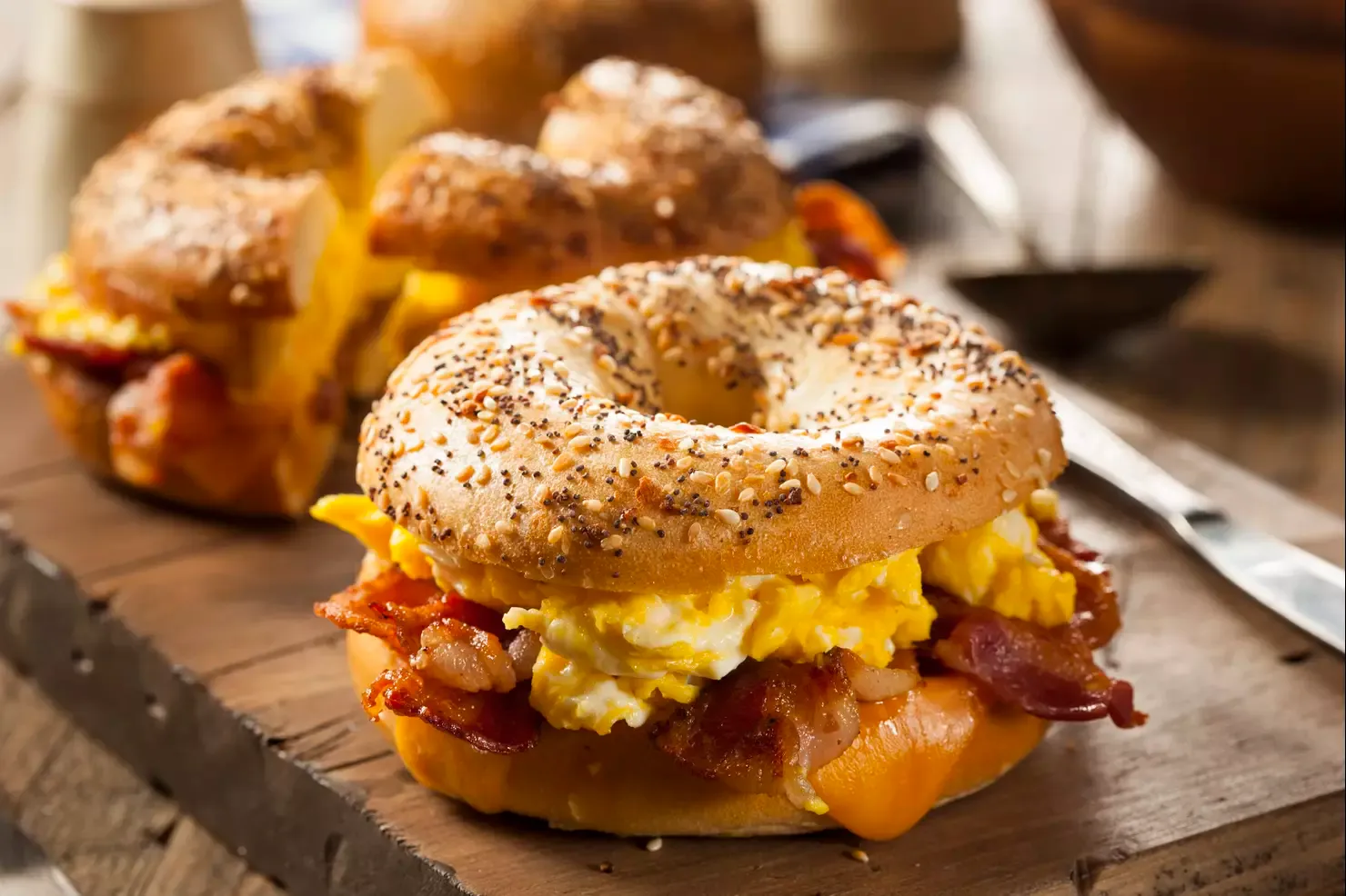 Crispy Eggs and Bacon Bagels – Hearty and Delicious