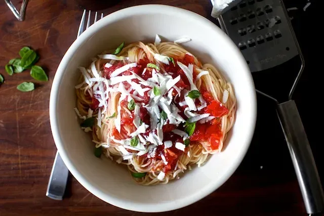 angel hair pasta with raw tomato sauce