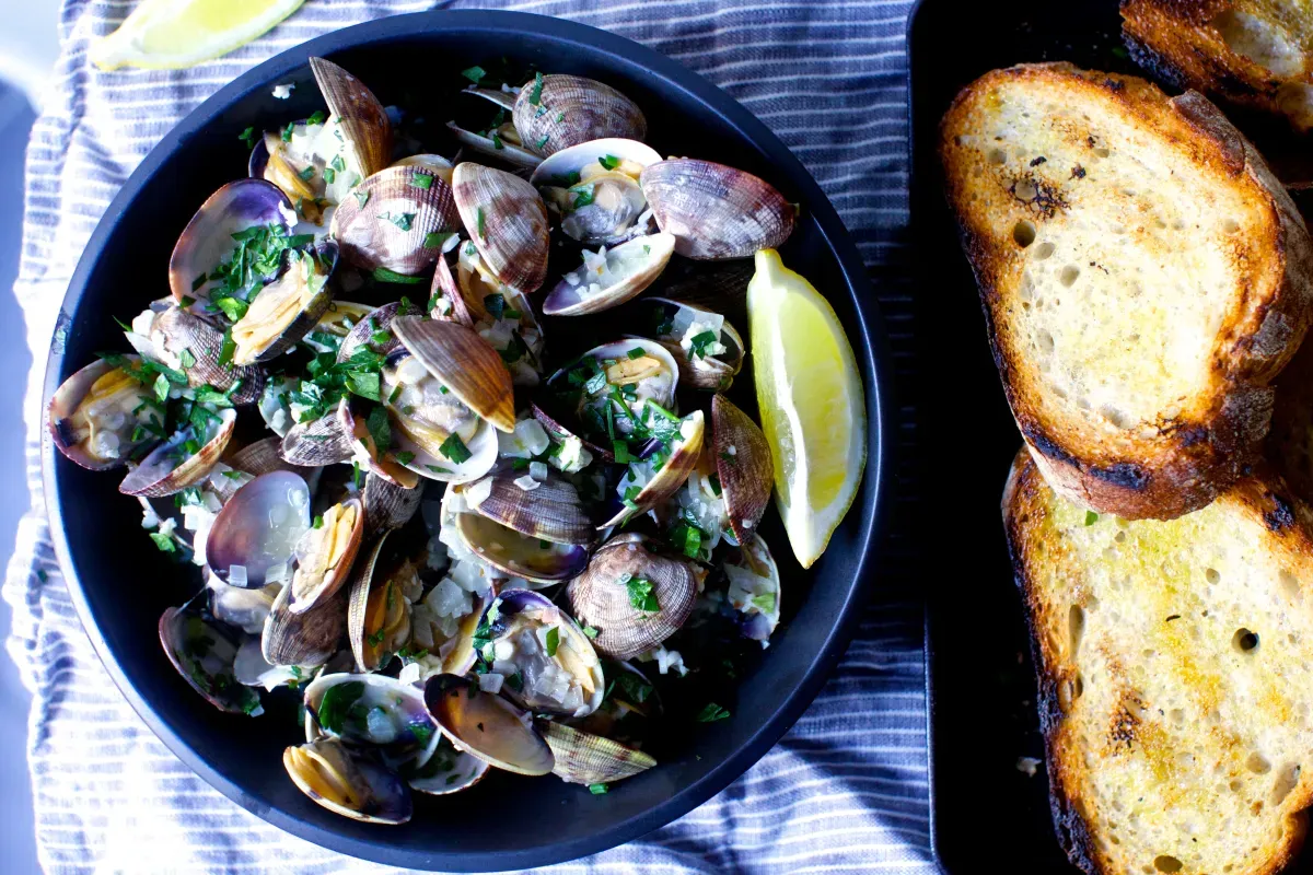 garlic wine and butter steamed clams