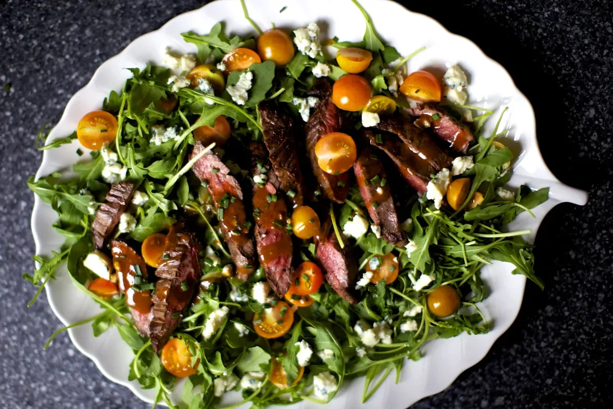 skirt steak salad with blue cheese