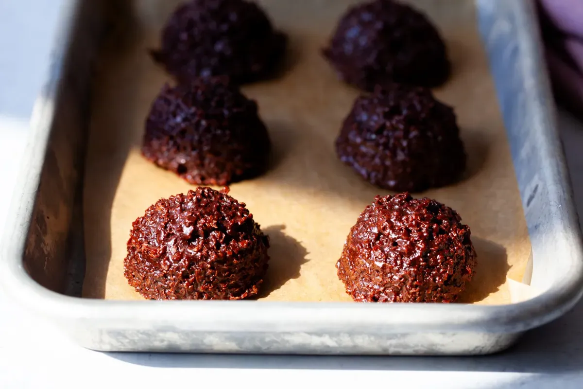 dark chocolate coconut macaroons