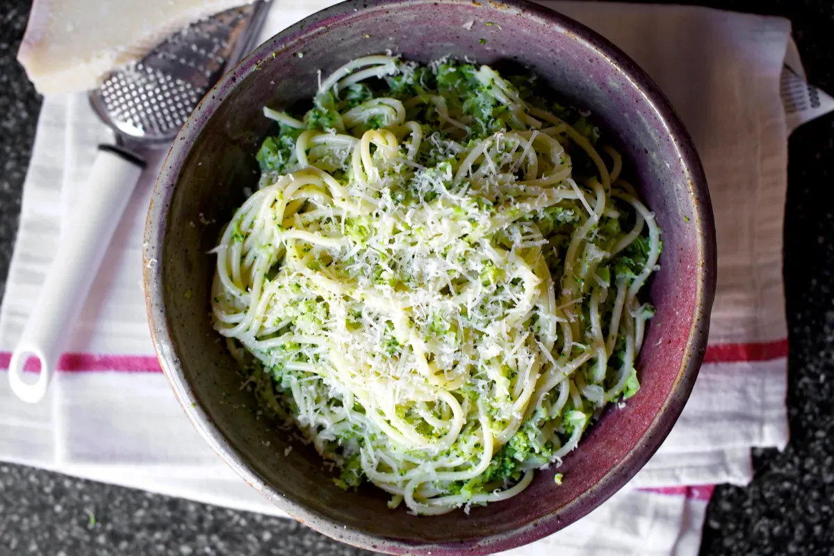 spaghetti with broccoli cream pesto