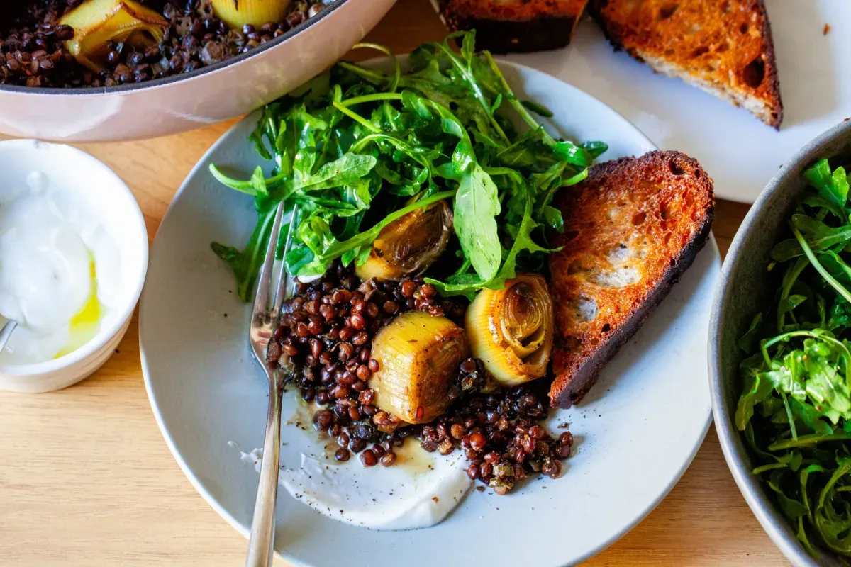 braised leeks and lentils with arugula and yogurt