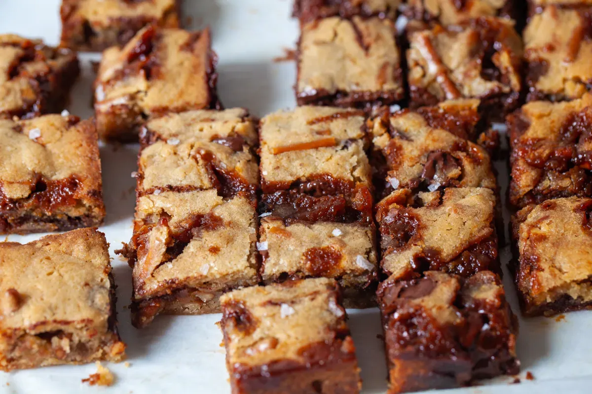 salted caramel pretzel blondies