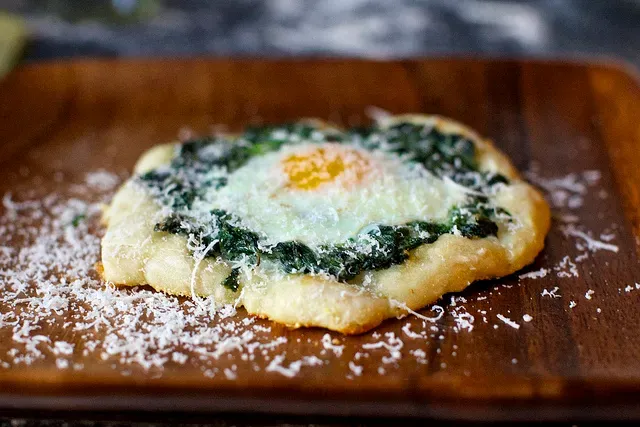 spinach and egg pizzette